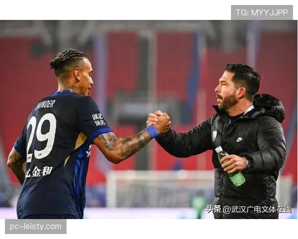 武汉三镇2-0浙江队，贝维斯传射建功助球队积分转正